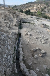 Ein El-Henya, channel to pool