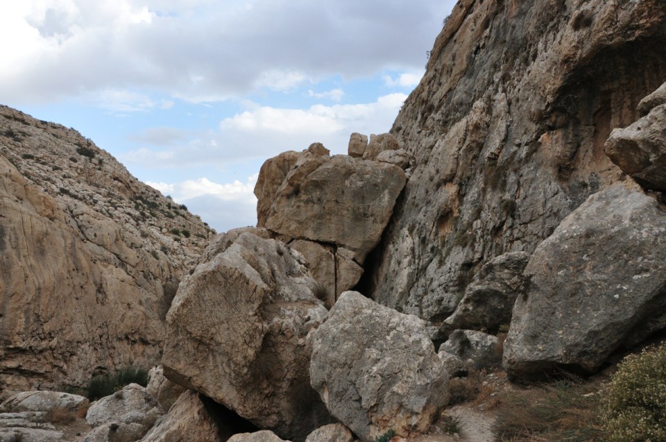 Fallen Rocks Ein Prat