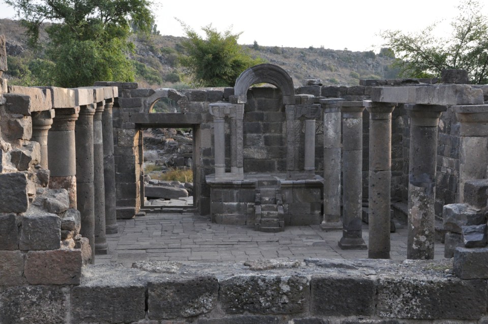Um el Kanatir synagogue interior